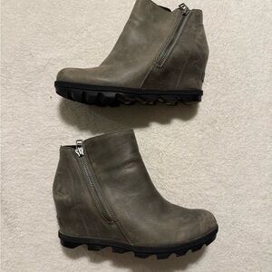 Sorel Joan of Arctic Wedge II Ankle Boot Womens 10 Green Leather Side Zip Winter